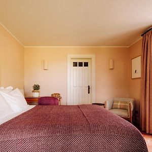 Zimmer mit Kingsize-Bett
